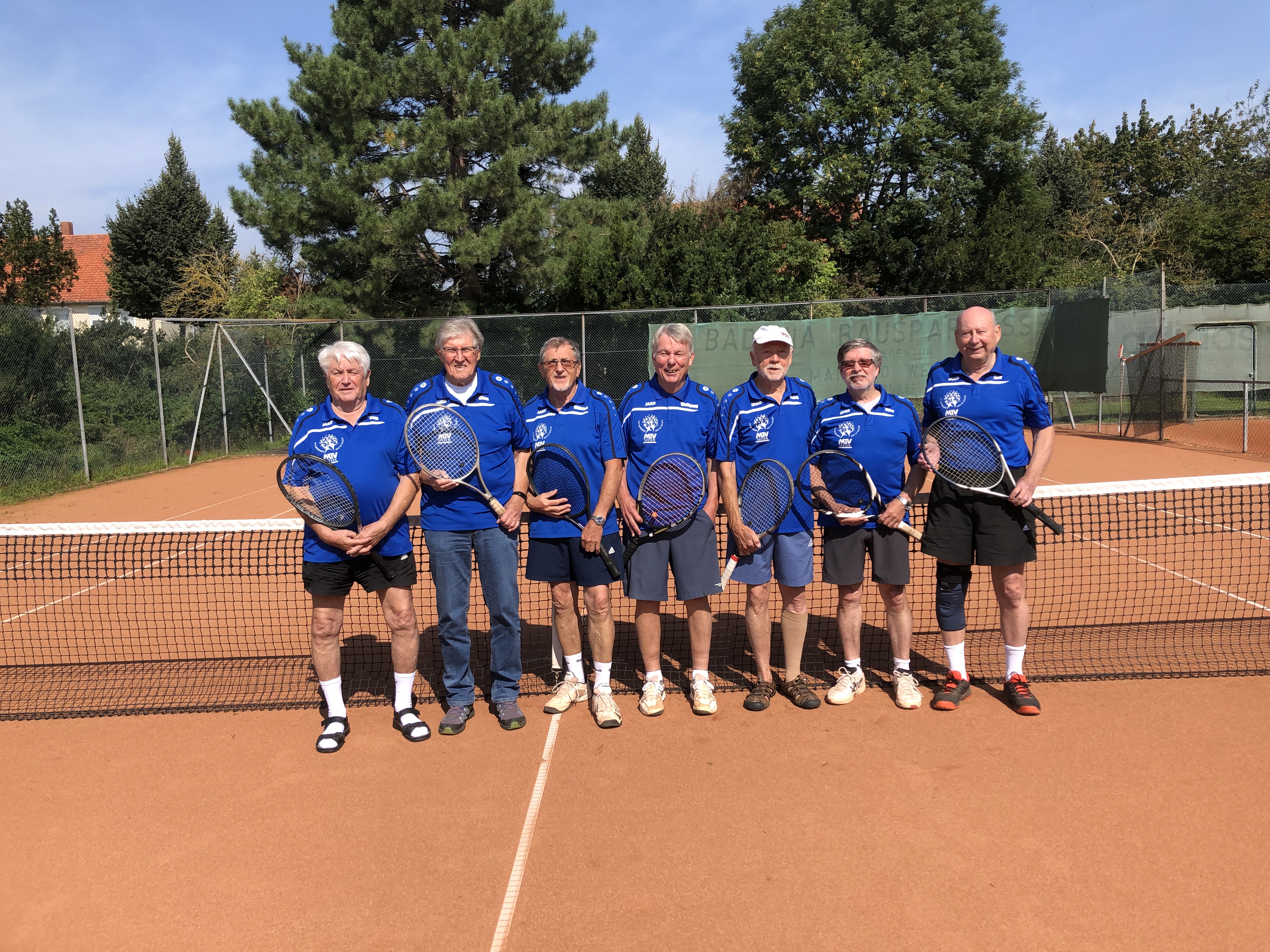 Beide Tennismannschaften schließen die Freiluftsaison mit Siegen ab